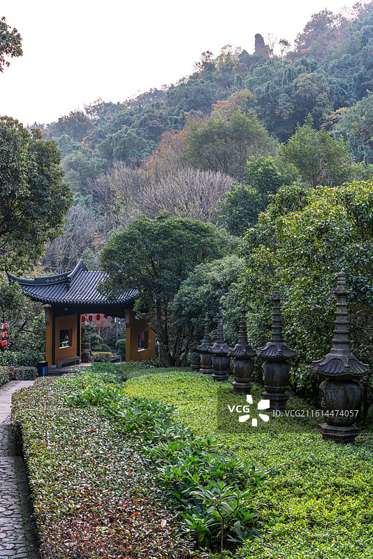 浙江杭州西湖灵隐永福禅寺入口秋色景观图片素材