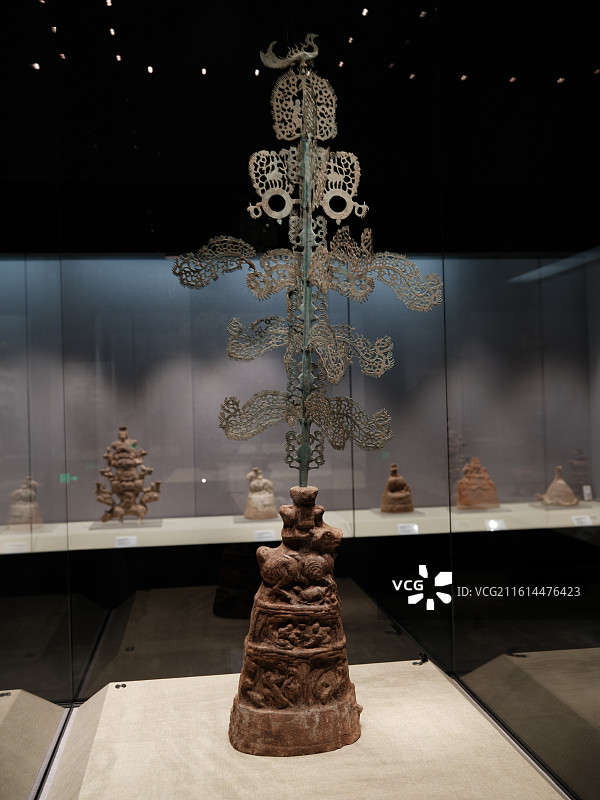 四川绵阳博物馆摇钱树馆汉代青铜摇钱树，何家山1号墓摇钱树图片素材