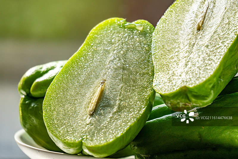 绿色虚化背景中的佛手瓜蔬菜特写镜头图片素材