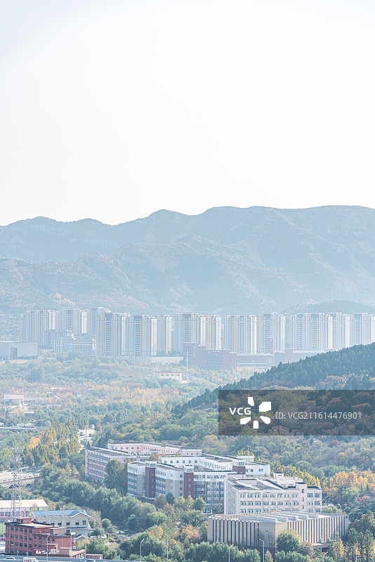 黄栌红叶背景映衬中的济南蝎子山蚰蜒山秋色自然景观与济南城市建筑都市风光图片素材