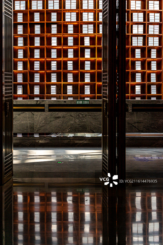 山东济宁曲阜孔子博物馆书籍书架空间图片素材