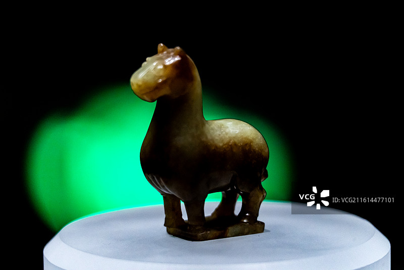 山东济宁曲阜孔子博物馆战国文物黄玉马图片素材