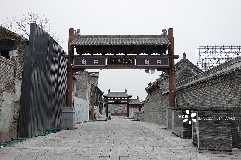 河南省洛阳市老城区道尊街洛邑古城出口大门牌坊牌楼图片素材