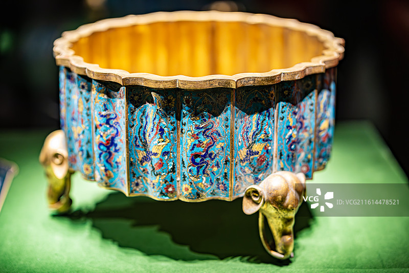 珐琅百年守护从紫禁城到故宫博物院午门特展故宫博物院藏明掐丝珐琅龙凤纹莲瓣式象足洗图片素材