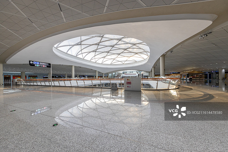 北京通州站车站大厅内带穹顶天窗的多层空间图片素材