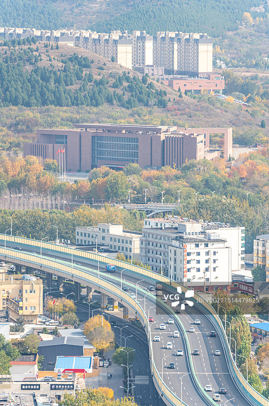 黄栌红叶背景映衬中的济南蝎子山蚰蜒山秋色自然景观与济南城市建筑都市风光图片素材