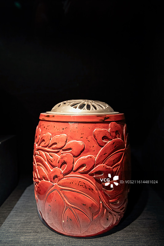 南京博物院《镂云裁月-南京博物院藏雕漆、螺钿漆器展》二十世纪 镰仓雕手炉图片素材