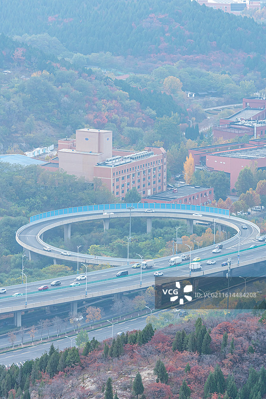 航拍视角蝎子山蚰蜒山秋色掩映中的山东济南二环南路环形高架桥立交桥隧道建筑景观图片素材