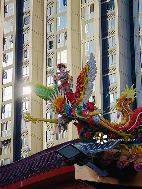 厦门何厝民俗文化园内-遇见闽南古建筑与现代居民楼的古今同框图片素材