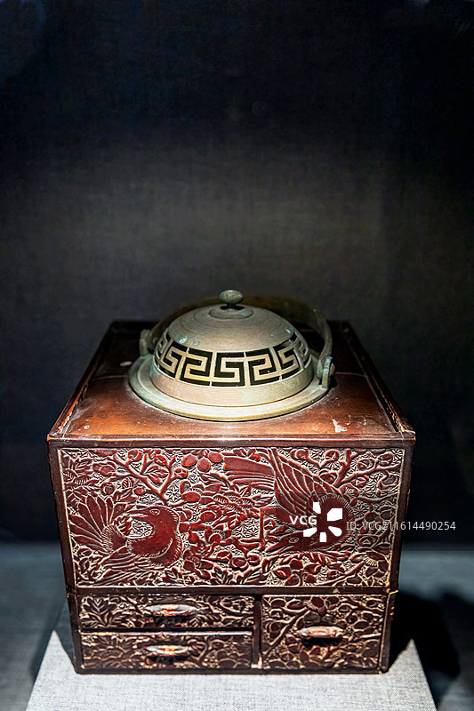 南京博物院《镂云裁月-南京博物院藏雕漆、螺钿漆器展》- 十九世纪 堆朱抽屉柜图片素材