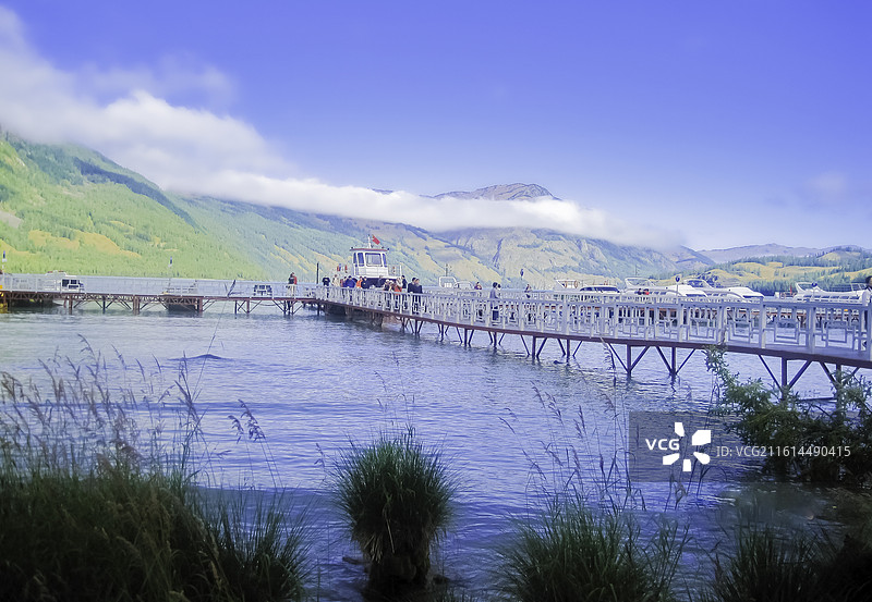 新疆：喀纳斯湖，喀纳斯河，蓝天，飘带云，宝石般的水，卧龙湾图片素材