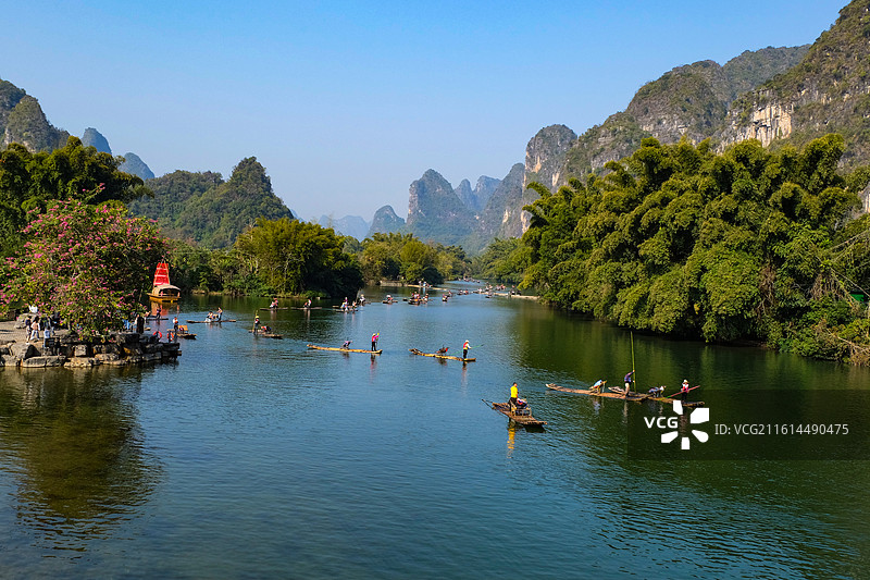 广西桂林阳朔遇龙河上的竹筏图片素材