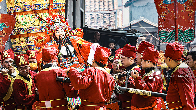 春节期间，莆田梅妃故里江东村正月初七闹元宵，村民抬着神像銮驾开展民俗巡游，是当地传承千年的特色节庆活图片素材