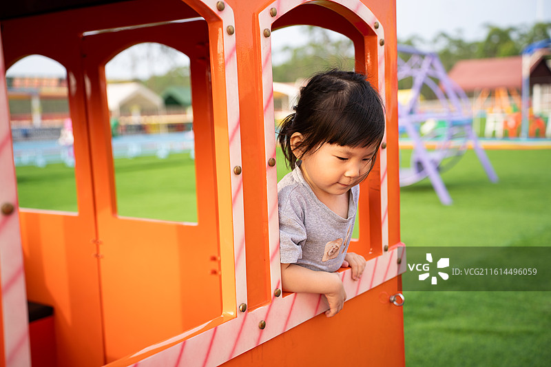 在户外乐园玩耍的小男孩小女孩图片素材