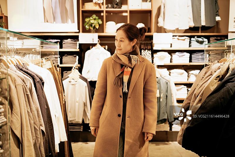 女人在现代零售店买外套图片素材