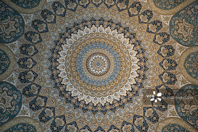 伊斯兰风格穹顶天花板，繁复几何与花卉图案装饰，展现古典建筑艺术之美图片素材