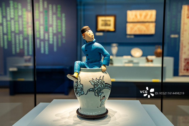 北京中央礼品文物管理中心-2012年丁丁历险记-蓝莲花-瓷偶-比利时赠图片素材