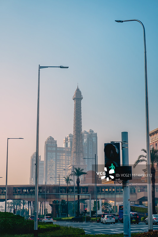 澳门赌城清晨街景：巴黎铁塔图片素材