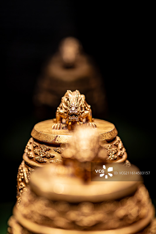 金银器百年守护从紫禁城到故宫博物院午门特展故宫博物院藏清乾隆金双龙纽云龙纹编钟图片素材