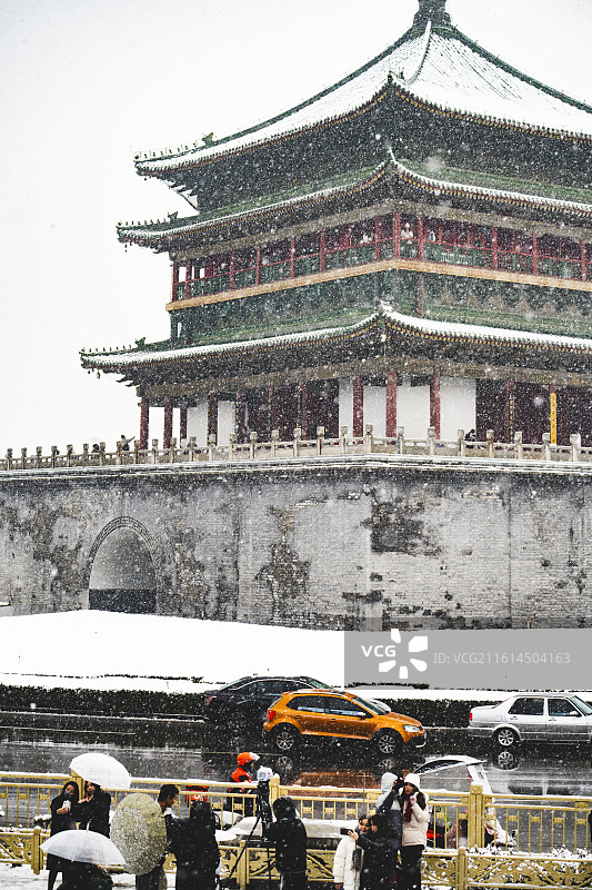 雪天的西安钟鼓楼图片素材