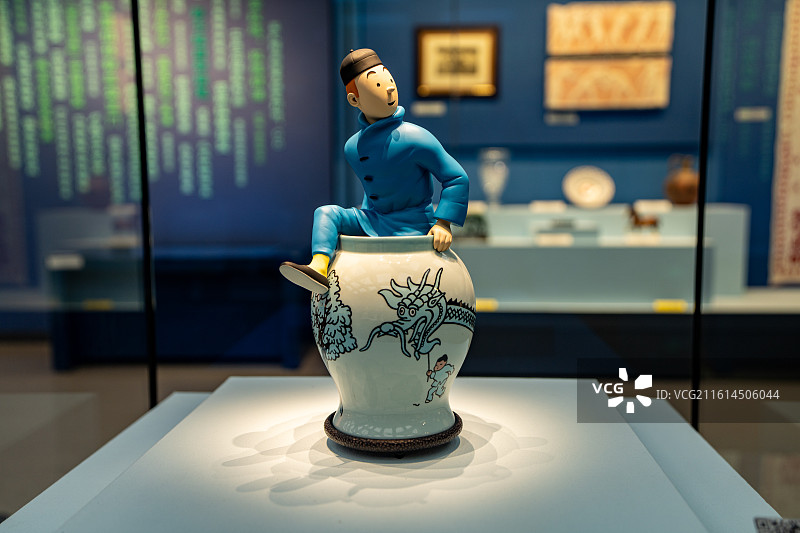 北京中央礼品文物管理中心-2012年丁丁历险记-蓝莲花-瓷偶-比利时赠图片素材