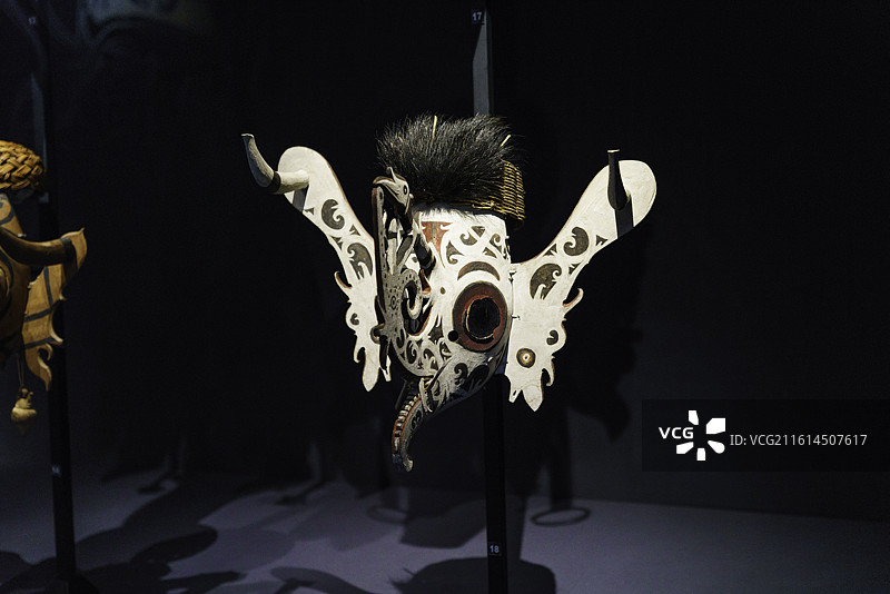 马来西亚古晋重要景点婆罗洲文化博物馆展览重要文物——婆罗洲原住民的面具特写图片素材