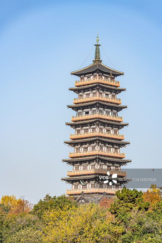 蓝天下的江苏扬州廋西湖风景区大明寺栖灵塔建筑秋色风光图片素材