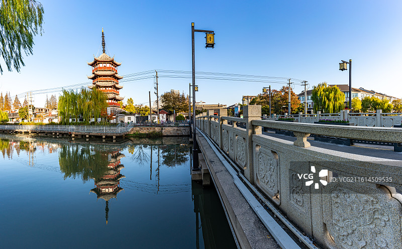 蓝天下的江苏南通文峰塔塔影桥宝塔河倒影景观图片素材