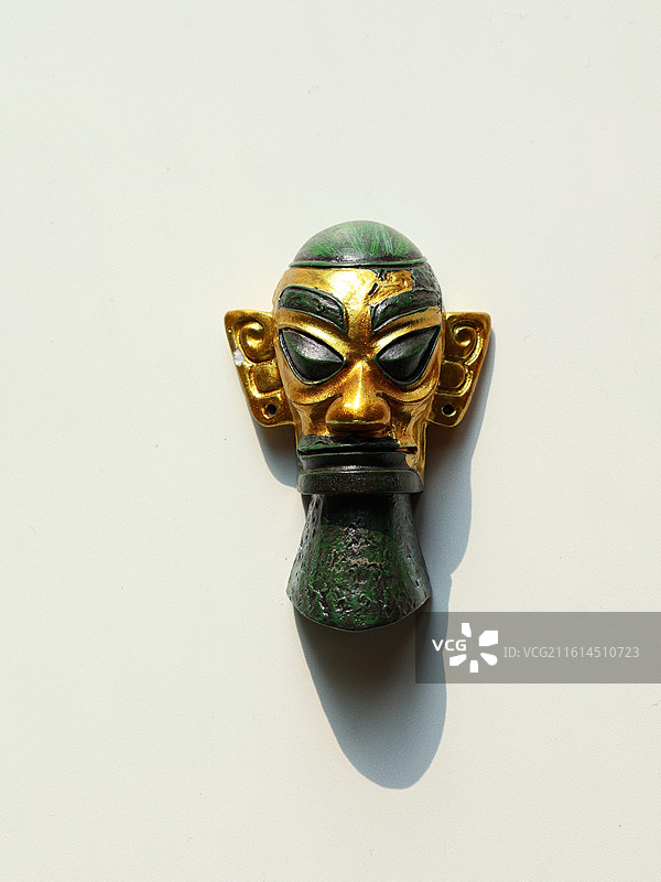 三星堆黄金面具文创冰箱贴特写图片素材