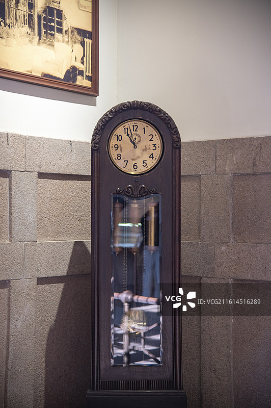 济南胶济铁路博物馆内展览的复古钟表图片素材