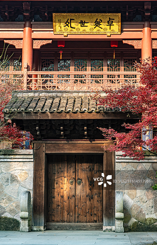 浙江杭州西湖灵隐永福禅寺红枫银杏枫叶红叶背景映衬中的最美寺院不二法门钱塘第一福地自然建筑景观图片素材