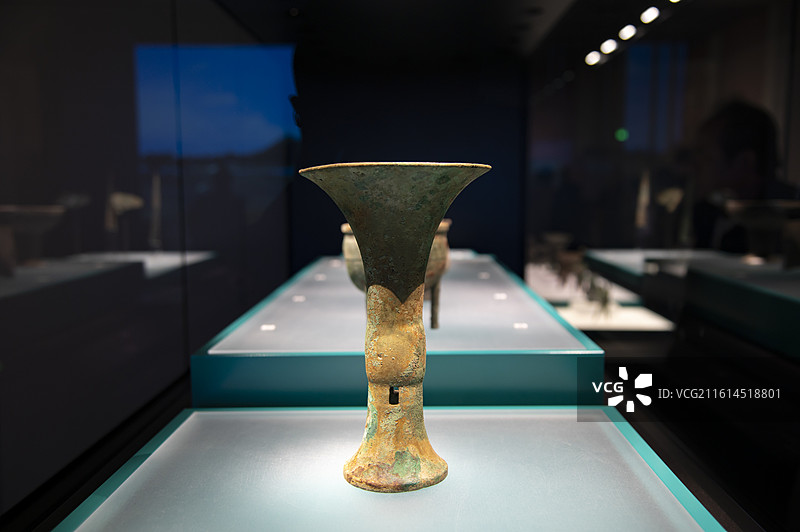济南大辛庄遗址博物馆展览的商代青铜觚图片素材