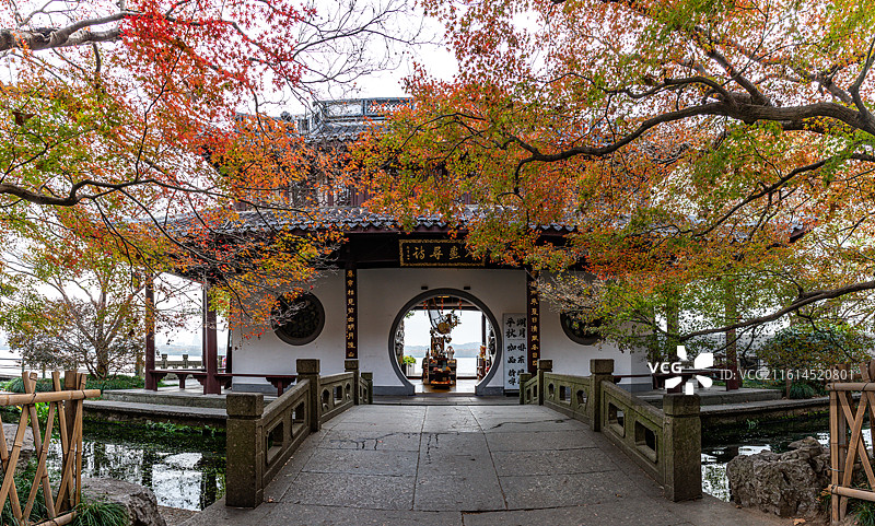 红枫红叶背景掩映中的浙江杭州西湖平湖秋月入画寻诗秋色景观.西湖十景平湖秋月碑刻标识图片素材