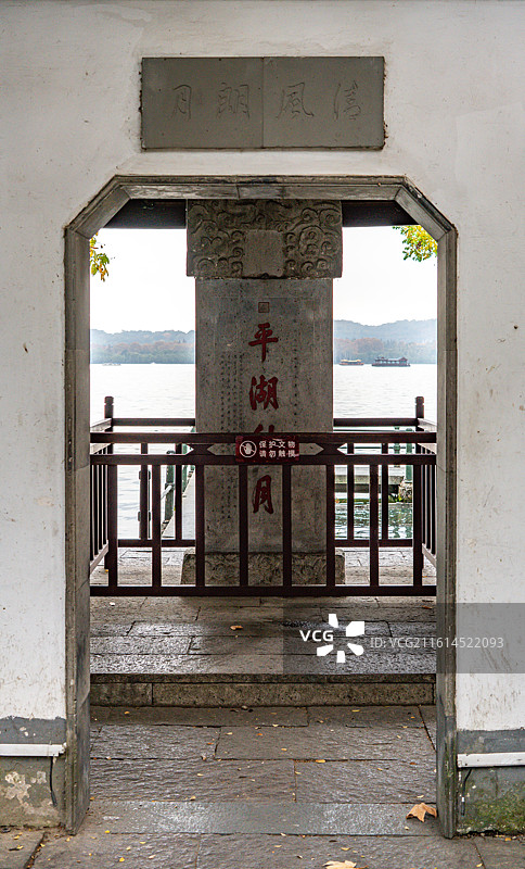 红枫红叶背景掩映中的浙江杭州西湖平湖秋月入画寻诗秋色景观.西湖十景平湖秋月碑刻标识图片素材
