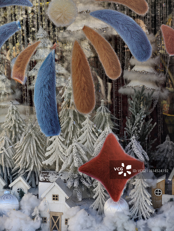 梦幻圣诞橱窗：毛绒星星、雪松与小屋模型，营造童话般的冬日节日氛围图片素材