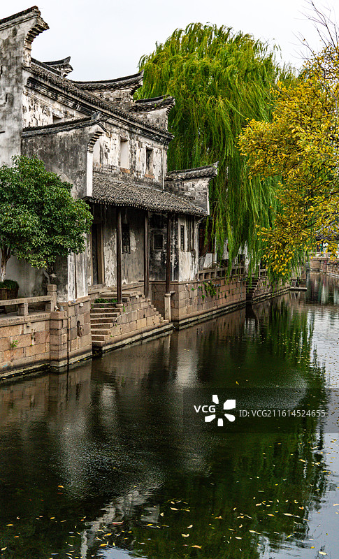 清晨多云阴天天气中的浙江嘉兴月河历史街区白墙黛瓦江南水乡建筑倒影景观图片素材