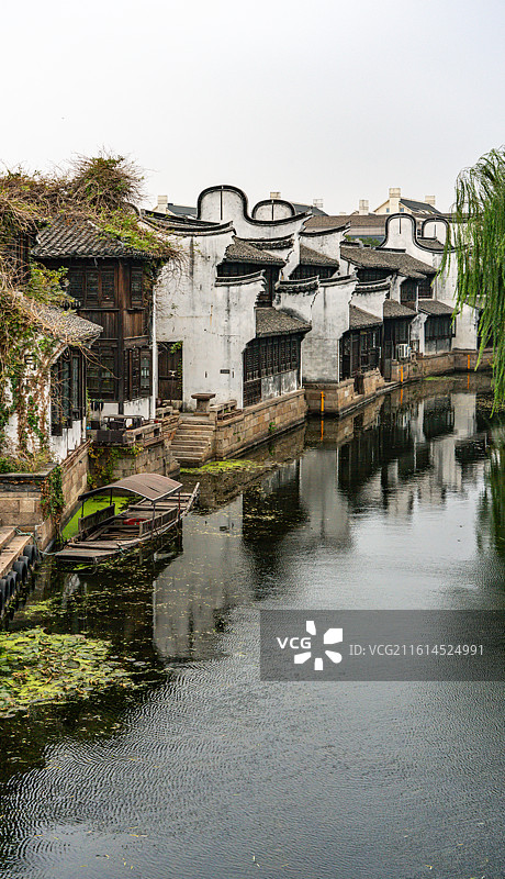 清晨多云阴天天气中的浙江嘉兴月河历史街区白墙黛瓦江南水乡建筑倒影景观图片素材