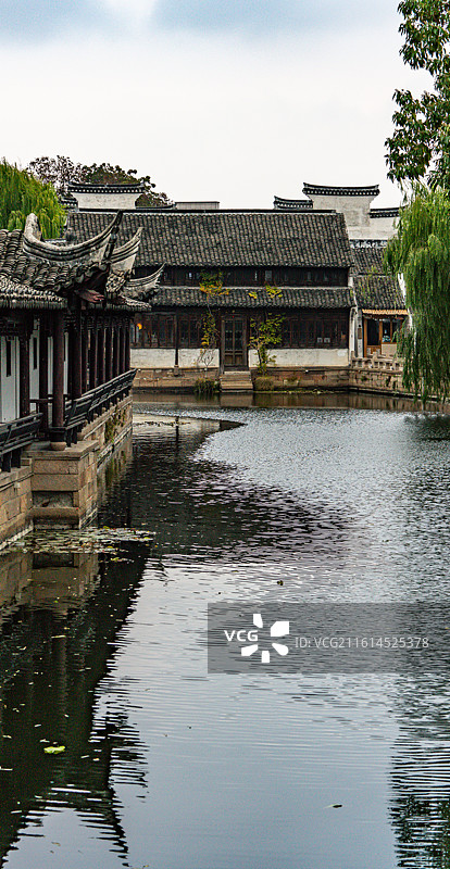 清晨多云阴天天气中的浙江嘉兴月河历史街区白墙黛瓦江南水乡建筑倒影景观图片素材