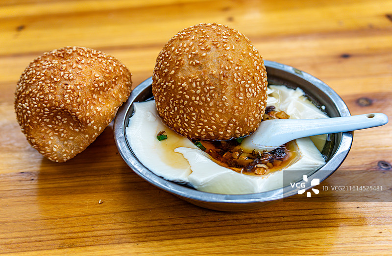 浙江嘉兴江南小吃上海小吃麻球美食与豆腐脑图片素材