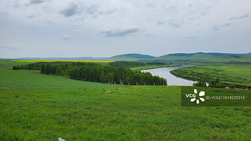 蜿蜒的额尔古纳河两岸风光图片素材