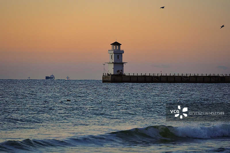 日出的灯塔图片素材