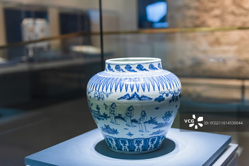 青花携琴访友图罐 明朝·成化 北京市三山五园文化艺术中心“山水连城-海淀历史文物展”展览图片素材