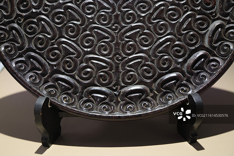 上海博物馆展品--黑面剔犀如意云纹圆盘（元至明）图片素材