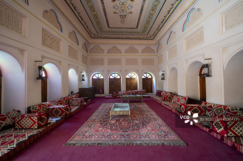 卡塔尔多哈国家博物馆室内展览民族传统服饰图片素材