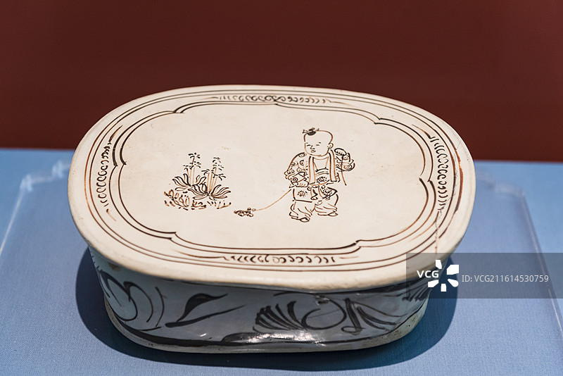 磁州窑白釉黑彩婴戏图枕 金代 北京市三山五园文化艺术中心“山水连城-海淀历史文物展”展览图片素材