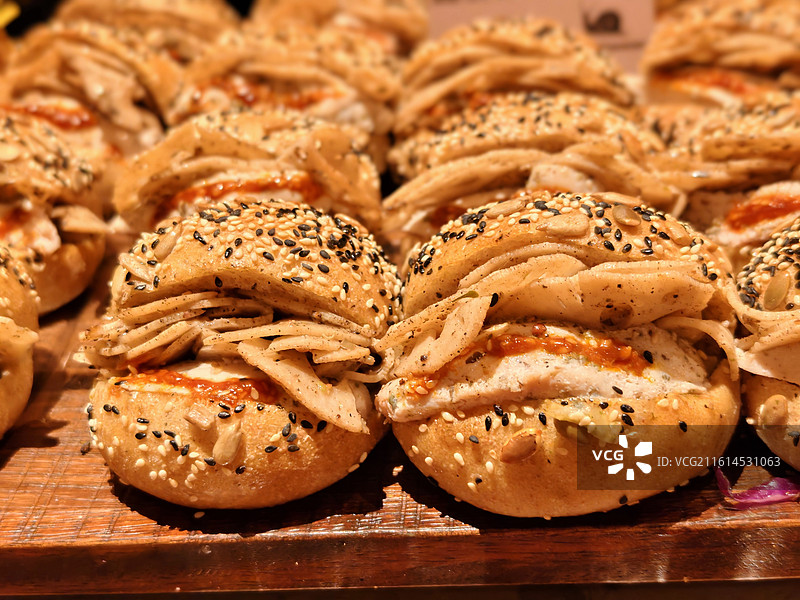 香草鸡肉汉堡！芝麻面包与香草鸡胸肉：低脂健康的美味选择图片素材