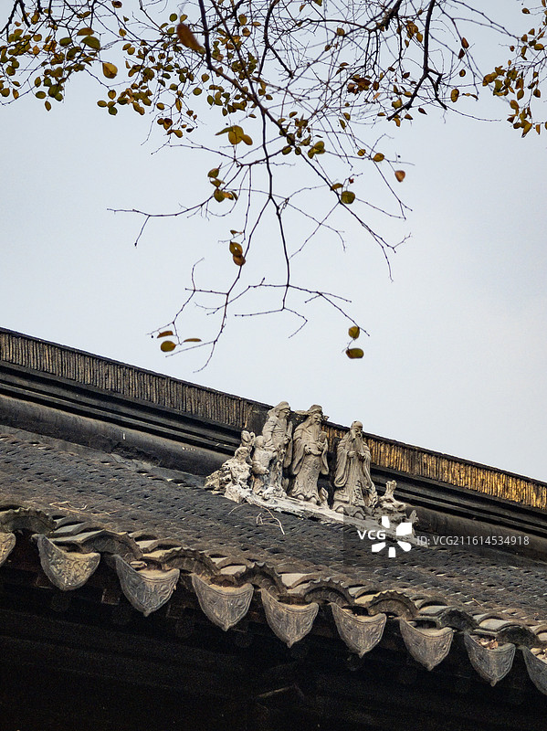 传统古建屋脊上的福禄寿雕塑装饰图片素材