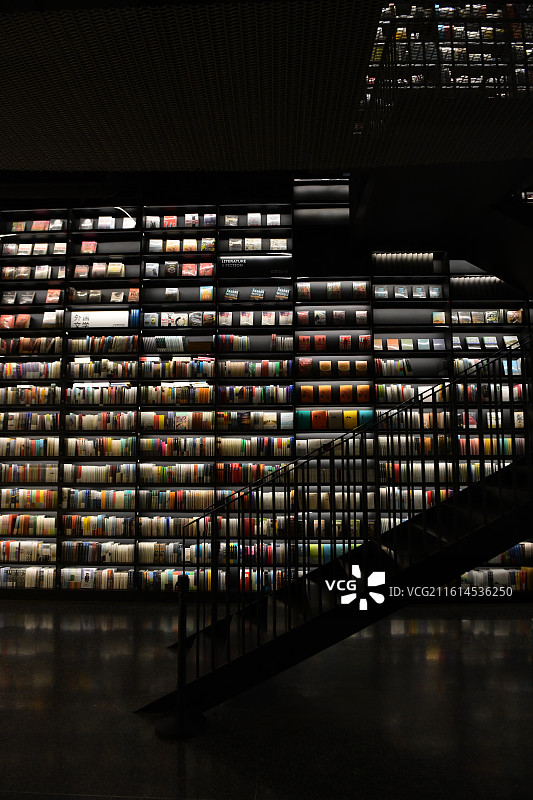 前门北京坊书店白黑色色灯光书架黑色楼梯图片素材