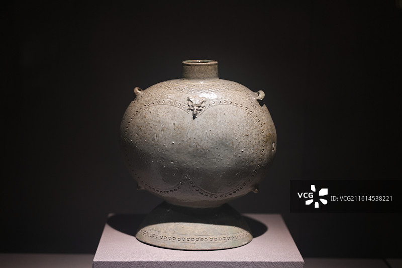 ：青瓷扁壶 南京市博物馆藏 六朝时期青瓷艺术珍品图片素材