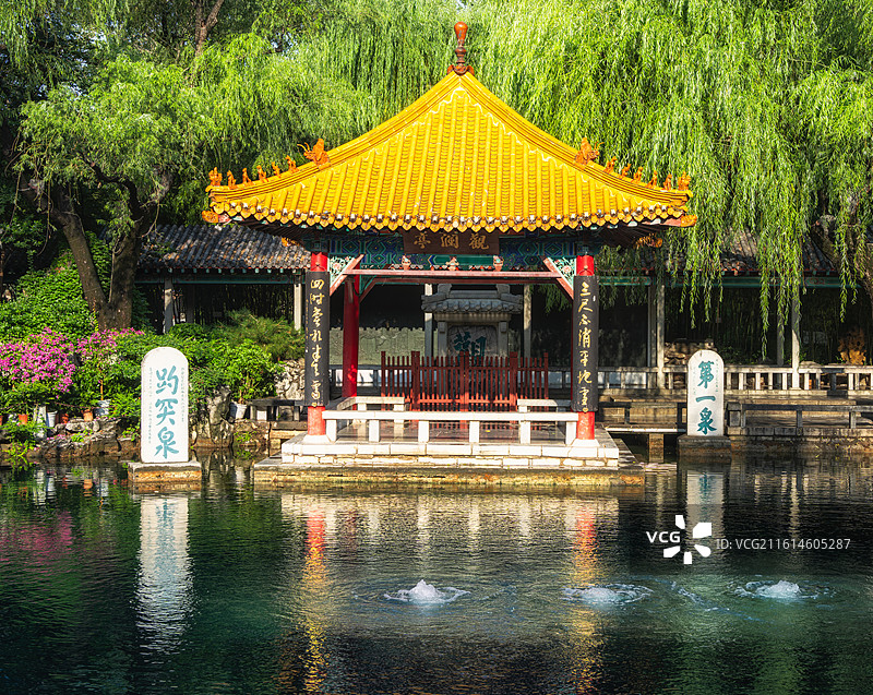 中国山东济南趵突泉观澜亭建筑风光图片素材